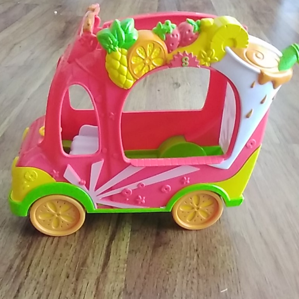 A Shopkins smoothie car